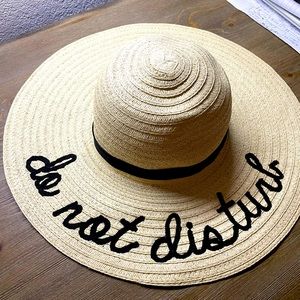 Straw hat ‘Do not Disturb’